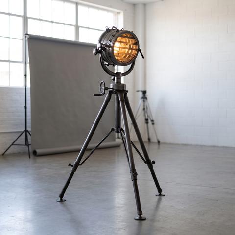 Studioleuchte auf Stativ in einem hellen Fotoatelier