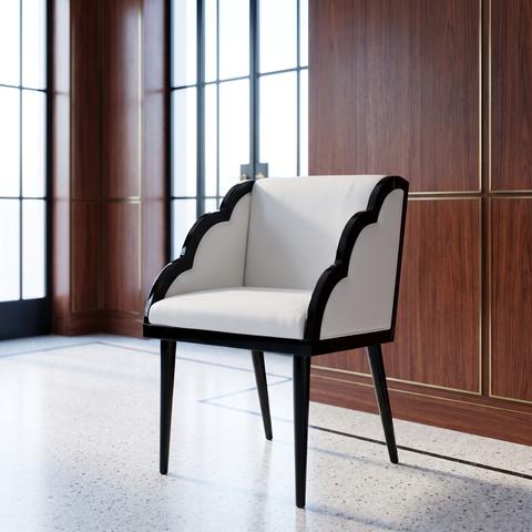 Silla de comedor art déco con reposabrazos, tapizado blanco y estructura negra