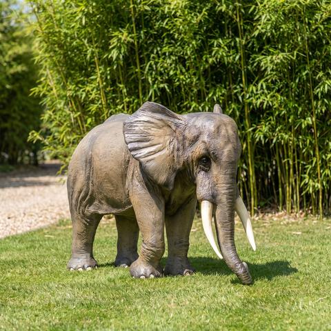 Elefant Skulptur aus Kunstharz in Lebensgröße im Garten