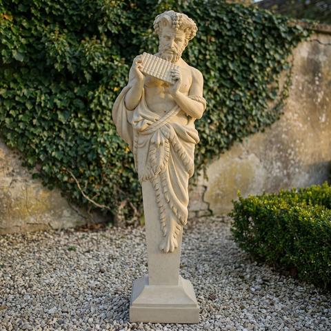 Steinskulptur eines Flötenspielers auf hohem Sockel