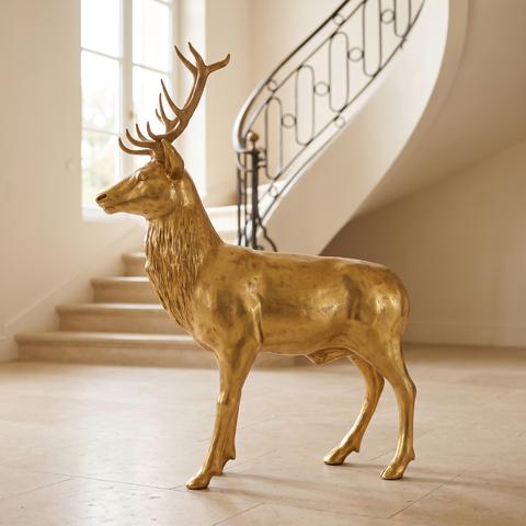 Hirsch Skulptur in Gold in der Eingangshalle einer Villa