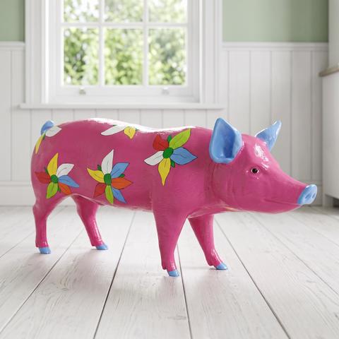 Schwein Skulptur in Pink mit Blueten im Landhaus