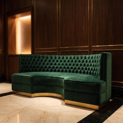 Canapé Chesterfield en velours vert à socle doré