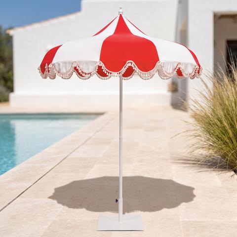 Sonnenschirm in Rot und Weiß mit Fransenkante und Ständer