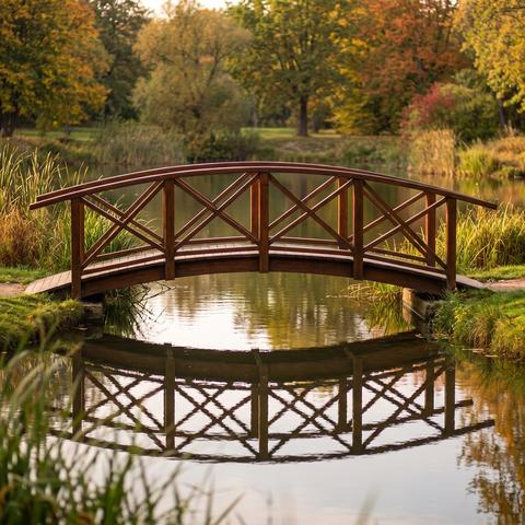 Holzbrücke über einen Teich im Landschaftspark