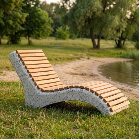 Parkliege aus Holz und Beton am Wasser