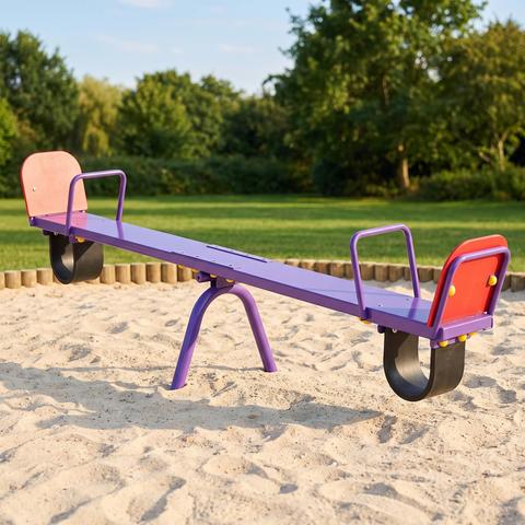 Spielplatz Wippe auf hellem Fallschutzsand