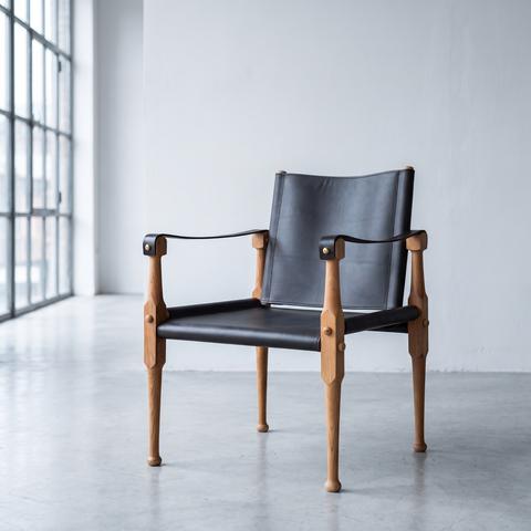 Chaise safari en cuir noir à structure en bois clair