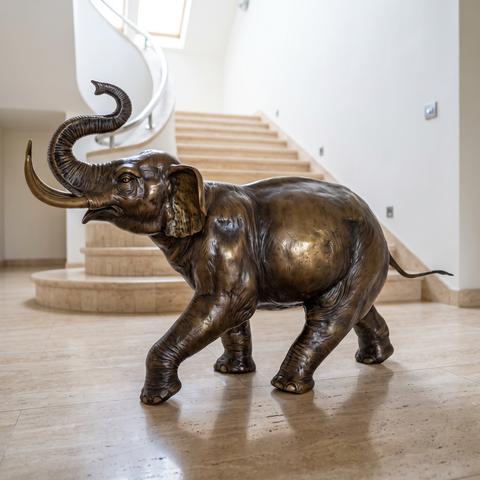 Elefanten Figur aus Bronze in heller Eingangshalle
