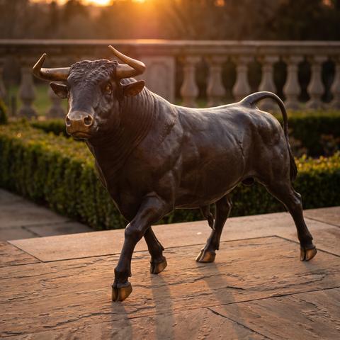 Stier Figur aus Bronze auf einer Villenterrasse