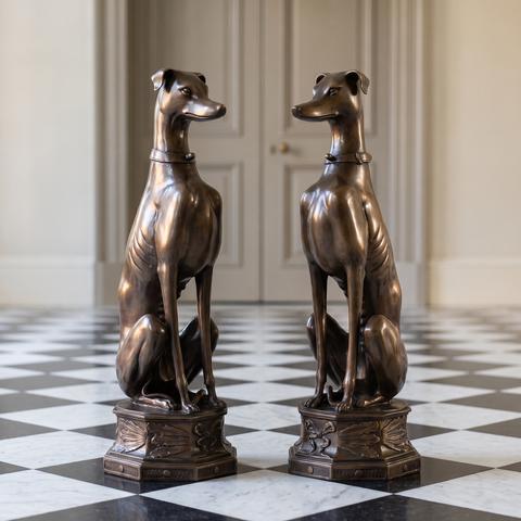 Hunde Figuren aus Bronze im Eingangsflur
