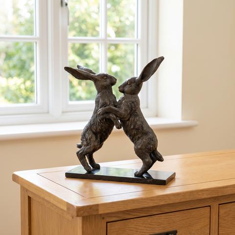 Hasen Figuren aus Bronze auf einer Eichenkonsole