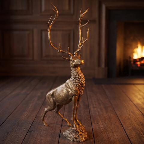 Hirsch Figur aus Bronze im Jagdzimmer