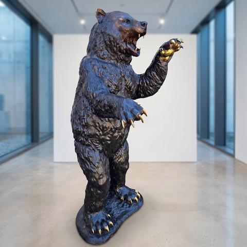 Bären Figur aus Bronze im hellen Galerieraum