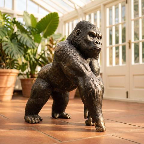 Affen Figur aus Bronze im Wintergarten