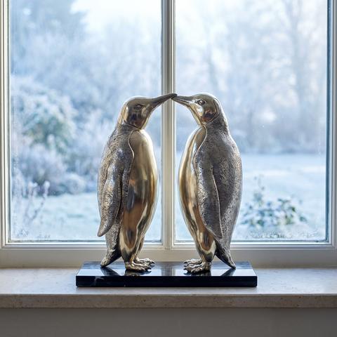 Pinguin Figuren aus versilberter Bronze am Fenster