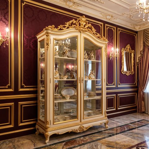 Barock Vitrine mit vergoldeten Glastüren und Porzellan vor bordeauxroter Wandbespannung