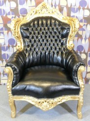 Casa Padrino Sillón Barroco King estilo Antiguo, Piel Sintética Negro y Oro, 120 x 85 x 85 cm Casa Padrino Sillón Barroco King estilo Antiguo, Piel Sintética Negro y Oro, 120 x 85 x 85 cm