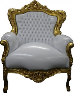 Casa Padrino Sillón Barroco King en Blanco y Oro - Mueble de Lujo en Piel Sintética - 120 x 85 x 85 cm Casa Padrino Sillón Barroco King en Blanco y Oro - Mueble de Lujo en Piel Sintética - 120 x 85 x 85 cm