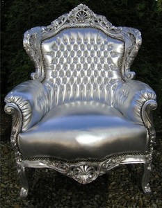 Casa Padrino Sillón Barroco King Estilo Antiguo Plata / Plata Piel Sintética - 120 x 85 x 85 cm Casa Padrino Sillón Barroco King Estilo Antiguo Plata / Plata Piel Sintética - 120 x 85 x 85 cm