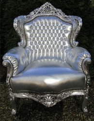 Casa Padrino Sillón Barroco King Estilo Antiguo Plata / Plata Piel Sintética - 120 x 85 x 85 cm Casa Padrino Sillón Barroco King Estilo Antiguo Plata / Plata Piel Sintética - 120 x 85 x 85 cm
