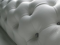 Casa Padrino Chesterfield sofá de 3 plazas de cuero genuino en blanco con piedras brillantes 200 x 90 x H. 78 cm - Muebles de Lujo