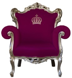 casa padrino harald glööckler pompöös barock antikstil wohnzimmer hotel club bar salon sessel mit krone