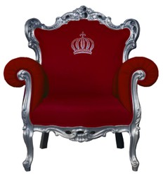 Casa Padrino Poltrona Barocca di Lusso Pompöös di Harald Glööckler Rosso / Argento - 95 x 80 x 105 cm Casa Padrino Poltrona Barocca di Lusso Pompöös di Harald Glööckler Rosso / Argento - 95 x 80 x 105 cm