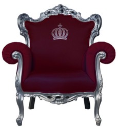 Casa Pompöös by Casa Padrino Poltrona Barocca di Lusso, Design Corona, Rosso Vino / Argento, 95 x 80 x 105 cm Casa Pompöös by Casa Padrino Poltrona Barocca di Lusso, Design Corona, Rosso Vino / Argento, 95 x 80 x 105 cm