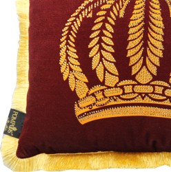Casa Padrino Coussin Décoratif de Luxe Pompöös par Harald Glööckler Bordeaux / Or avec Couronne et Strass 50 x 50 cm Casa Padrino Coussin Décoratif de Luxe Pompöös par Harald Glööckler Bordeaux / Or avec Couronne et Strass 50 x 50 cm