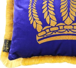 Casa Padrino Cojín Decorativo de Lujo Pompöös by Harald Glööckler Azul / Oro con Corona y Estrás 50 x 50 cm Casa Padrino Cojín Decorativo de Lujo Pompöös by Harald Glööckler Azul / Oro con Corona y Estrás 50 x 50 cm