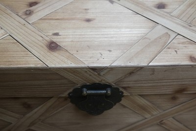 Casa Padrino Landhausstil Truhe Naturfarben 100 x 48 x H. 40 cm - Handgefertigte Holztruhe in Parkettoptik