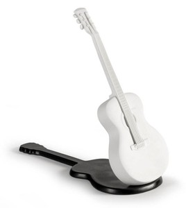 Casa Padrino Escultura de Guitarra Acústica de Lujo en Porcelana Blanco / Negro 20 x A. 18 cm - Decoración Hecha a Mano