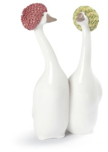 Casa Padrino Escultura de oca de porcelana pintada a mano en rojo / amarillo - 11 x H. 21 cm