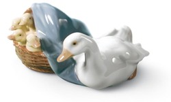 Casa Padrino Luxury Porcelain Sculpture Duck with Offspring Multicolored, Width 9 cm, Height 6 cm - Handcrafted & Handpainted Decorative Figurine