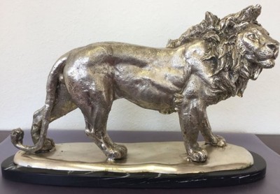 Casa Padrino figura di leone in bronzo su base di marmo argento / nero 49 x 16 x H. 31 cm - Figura Decorativa di Lusso
