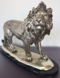 Casa Padrino figurine lion en bronze sur socle en marbre argent / noir 49 x 16 x H. 31 cm - Figurine Décorative de Luxe