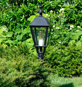Casa Padrino Barock Gartenlaterne / Gartenlampe 22 x 22 x H. 95 cm - Verschiedene Farben - Wetterfeste Garten Terrassen Außenleuchte 