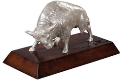 Casa Padrino luxury bison bronze figure silver / brown 35 x 18 x H. 20 cm - Silver Plated Deco Figurine with Mahogany Wood Base