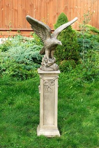 Casa Padrino Barock Adler Skulptur mit Sockel Antik Weiß / Grau 21 x 26 x H. 134 cm - Gartendeko im Barockstil 