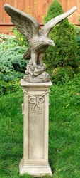 Casa Padrino sculpture aigle baroque avec socle antique blanc / gris 21 x 26 x H. 134 cm - Décor de Jardin Baroque