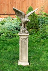 Casa Padrino sculpture aigle baroque avec socle antique blanc / gris 21 x 26 x H. 134 cm - Décor de Jardin Baroque Casa Padrino sculpture aigle baroque avec socle antique blanc / gris 21 x 26 x H. 134 cm - Décor de Jardin Baroque