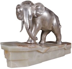 Casa Padrino eléphant en bronze de luxe sur socle en marbre argent / blanc 44 x 19 x H. 30 cm - Qualité Luxe