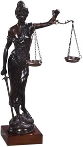 Casa Padrino figurine en bronze dame de justice sur socle en bois d'acajou bronze / brun foncé 45 x 25 x H. 80 cm - Collection de Luxe