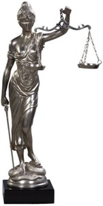 Casa Padrino figurine en bronze dame de justice sur socle en bois d'acajou argent / noir 45 x 25 x H. 80 cm - Collection de Luxe