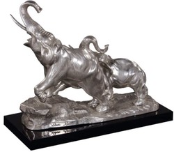 Casa Padrino elefantes de bronce sobre base de madera color plata / negro 42 x 17 x H. 33 cm - Figuras Decorativas de Bronce de Lujo