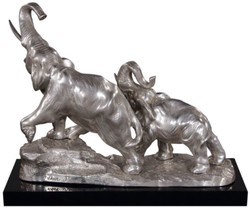 Casa Padrino elefantes de bronce sobre base de madera color plata / negro 42 x 17 x H. 33 cm - Figuras Decorativas de Bronce de Lujo