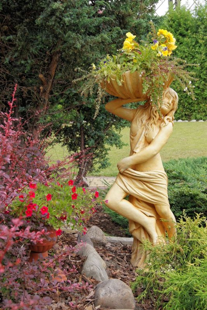 Casa Padrino Jugendstil Gartendeko Statue / Figur Mädchen mit Blumentopf 46 x 32 x H. 116 cm - Dekorative Garten Skulptur 