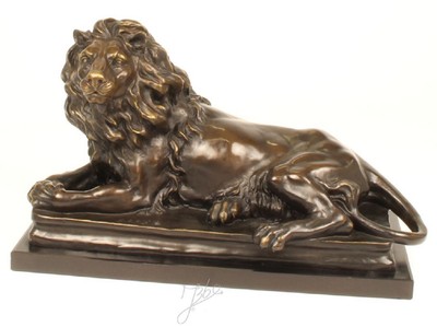 Casa Padrino Figurine Bronze de Luxe avec Socle en Marbre Lion Couché Regardant à Gauche Bronze / Gris H. 38 cm - Qualité de Luxe