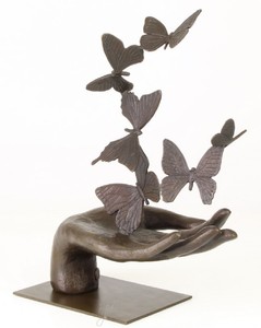 Casa Padrino Designer Skulptur Hand mit Schmetterlinge Bronze 26,7 x 13,7 x H. 33,5 cm - Luxus Deko